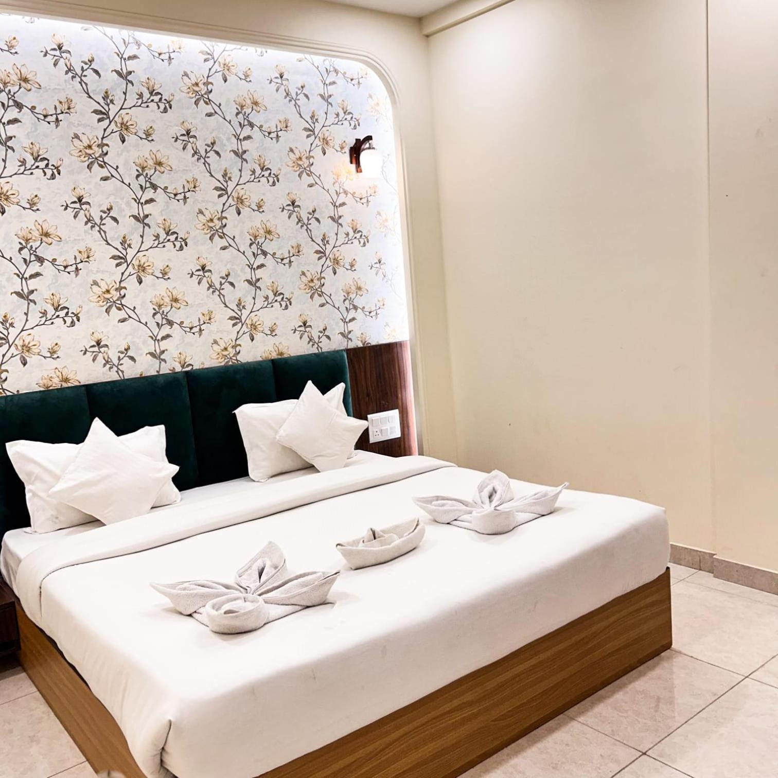 The Blue Vista Hotel Greater Noida Bagian luar foto