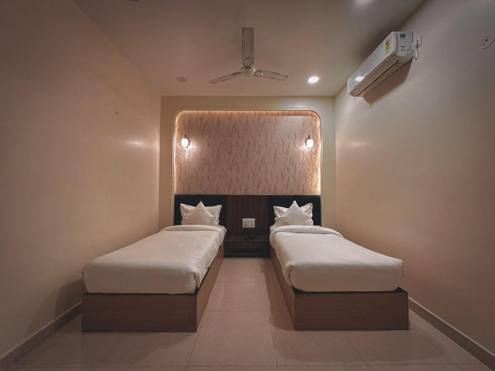The Blue Vista Hotel Greater Noida Bagian luar foto